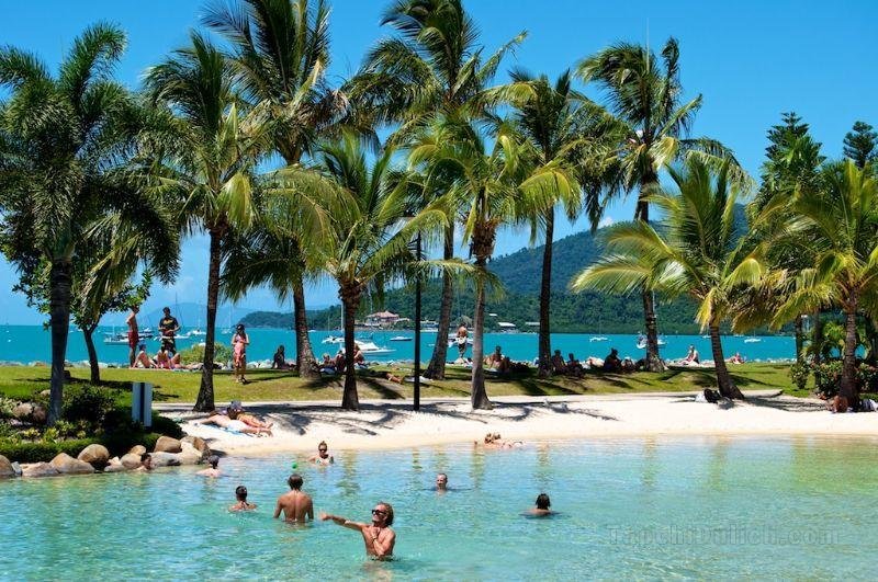 Magnums Airlie Beach – Adults only.
