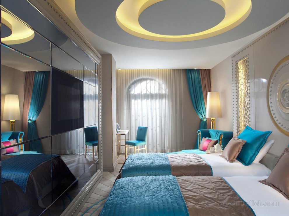 Khách sạn Sura Design & Suites