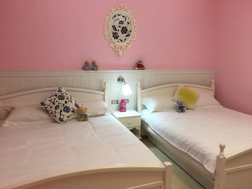 Pink Quadruple Room with Balcony Jacuzzi