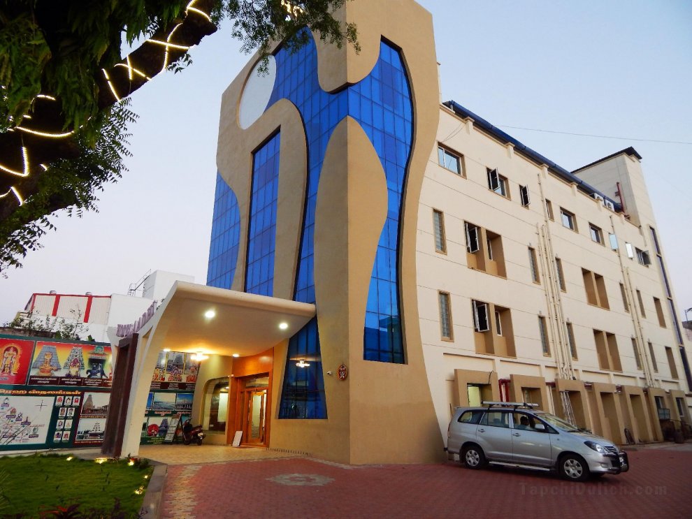 Khách sạn Aadhi