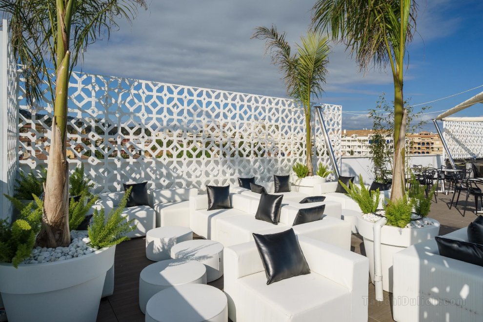 Khách sạn Costa del Sol