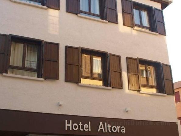 Khách sạn Altora