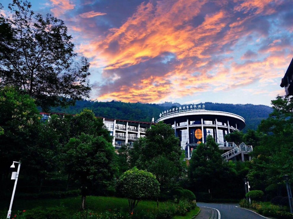 Jiling Huashuiwan Hot Spring Resort