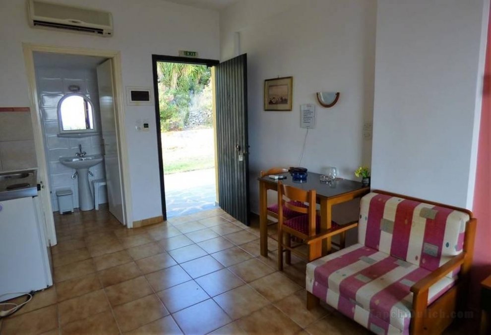 'Holiday Sea view studio' 3km from the beach