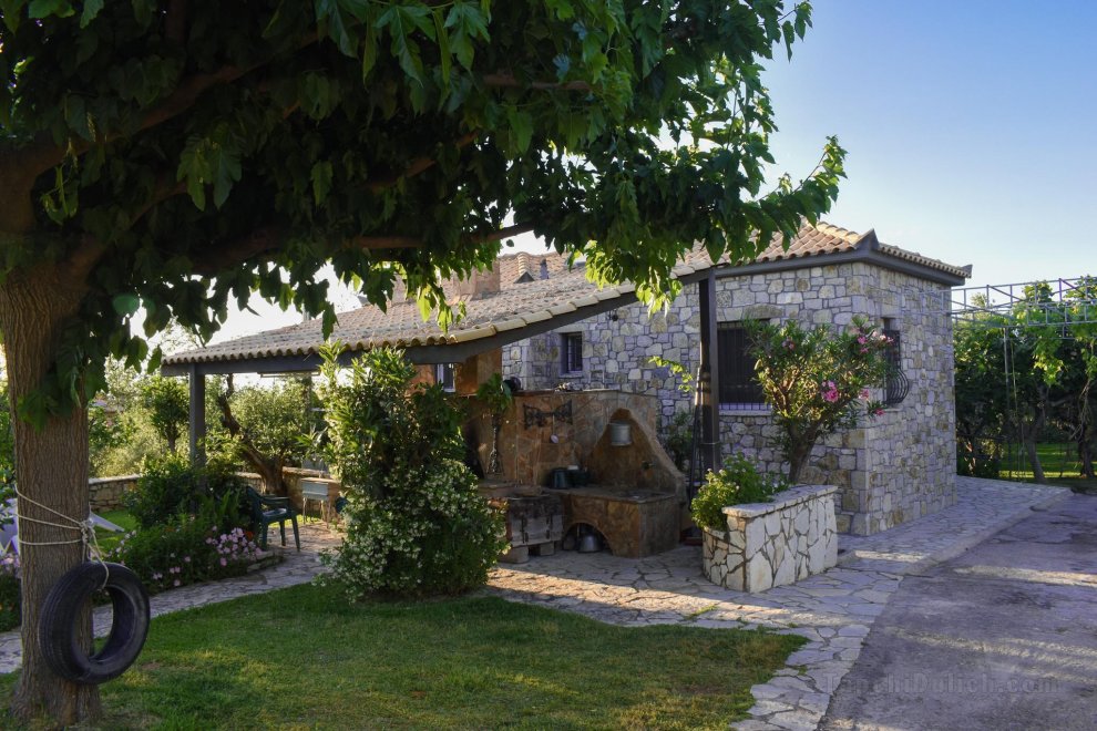 Stone house with garden 1km to the beach