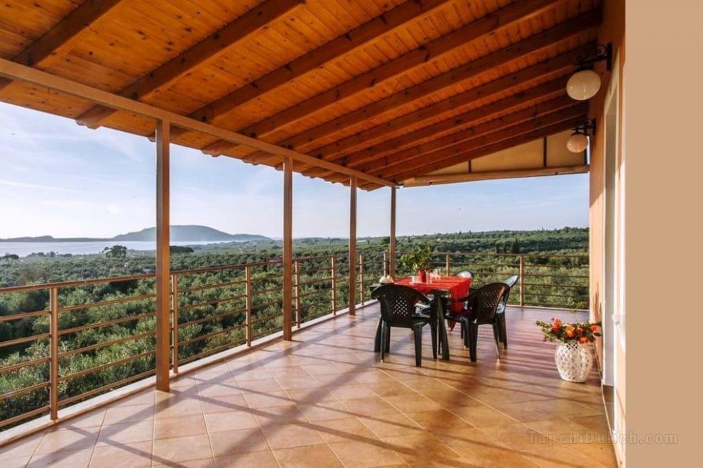Seaview flat in an olive grove by the sandy beach