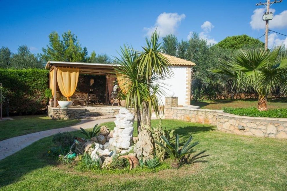 Comfy nest in a garden, 1.5km to the sandy beach