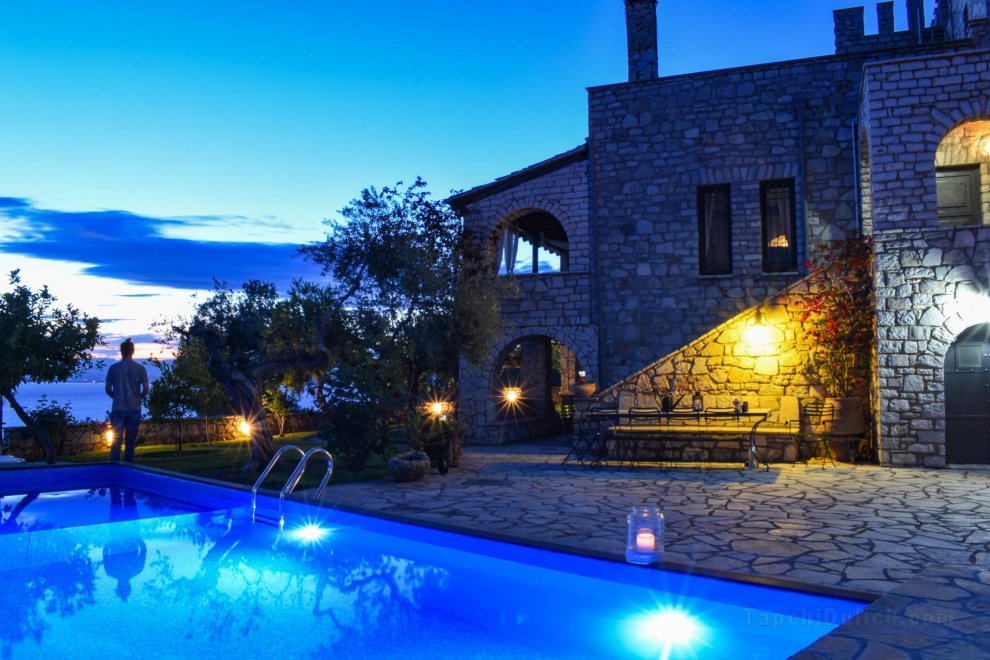 Castle with pool! Amazing seaview 1km to the beach