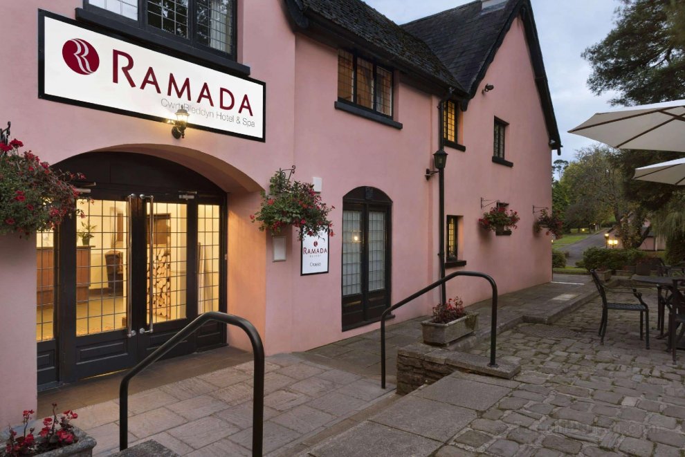 Khách sạn Ramada Resort by Wyndham Cwrt Bleddyn & Spa