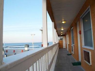 Khách sạn Boardwalk Charlee & Apartments Beach Oceanfront