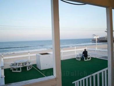 Khách sạn Boardwalk Charlee & Apartments Beach Oceanfront