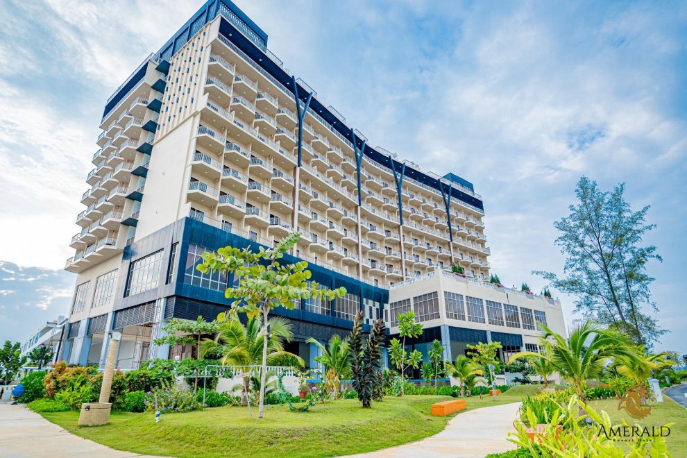 Khách sạn Amerald Resort