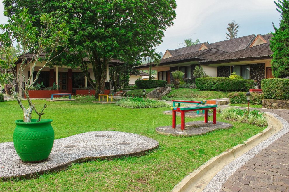 Parkside Nuansa Maninjau Resort