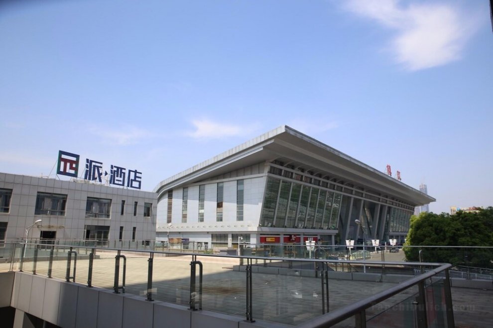Pai Hotel Zhenjiang Railway Station South Square