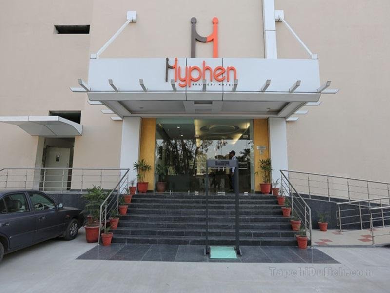 Khách sạn Hyphen Premier