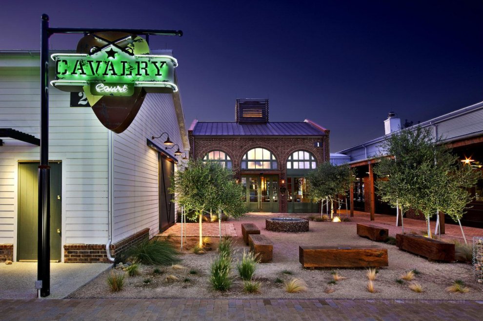 Khách sạn Cavalry Court, by Valencia Group