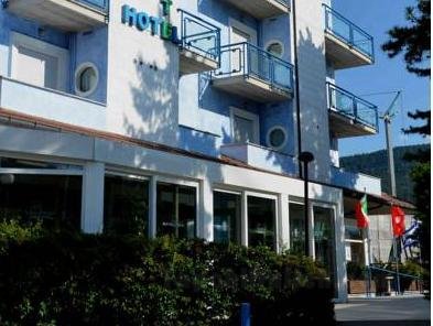 Khách sạn Azzurro