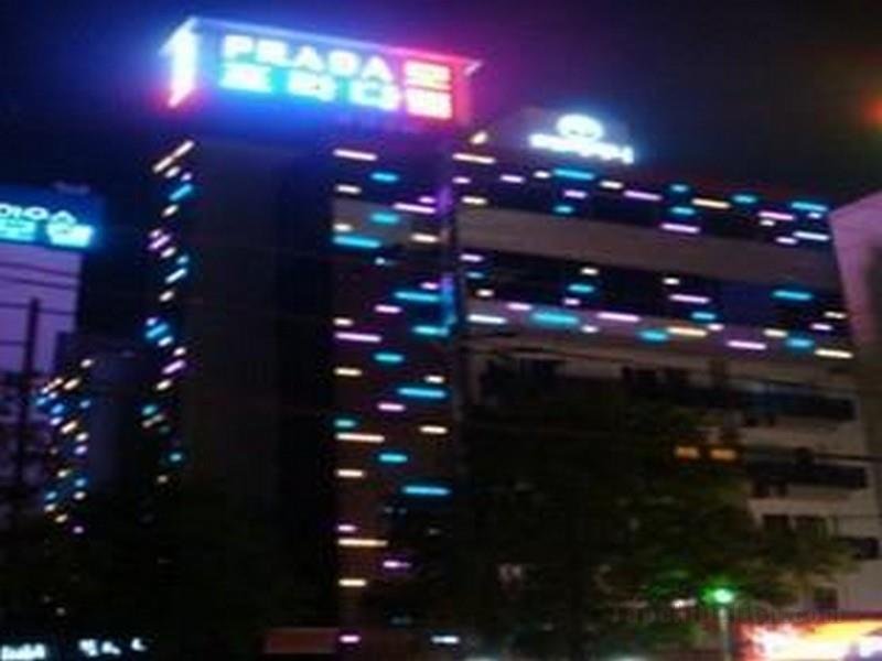 普拉達汽車旅館