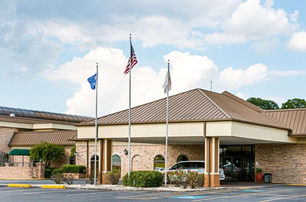 Rodeway Inn & Suites and Conference Center