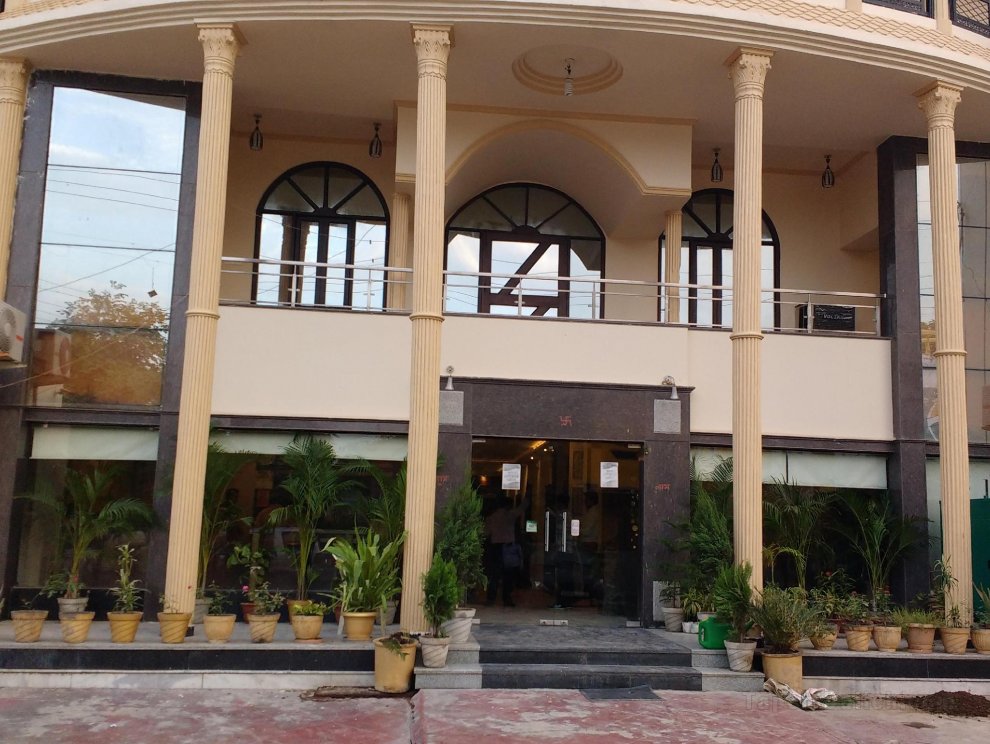 Khách sạn TARA PALACE BY BR AND RESORTS