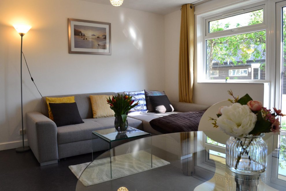 Serviced Apartment with FREE car park and Bus Stop