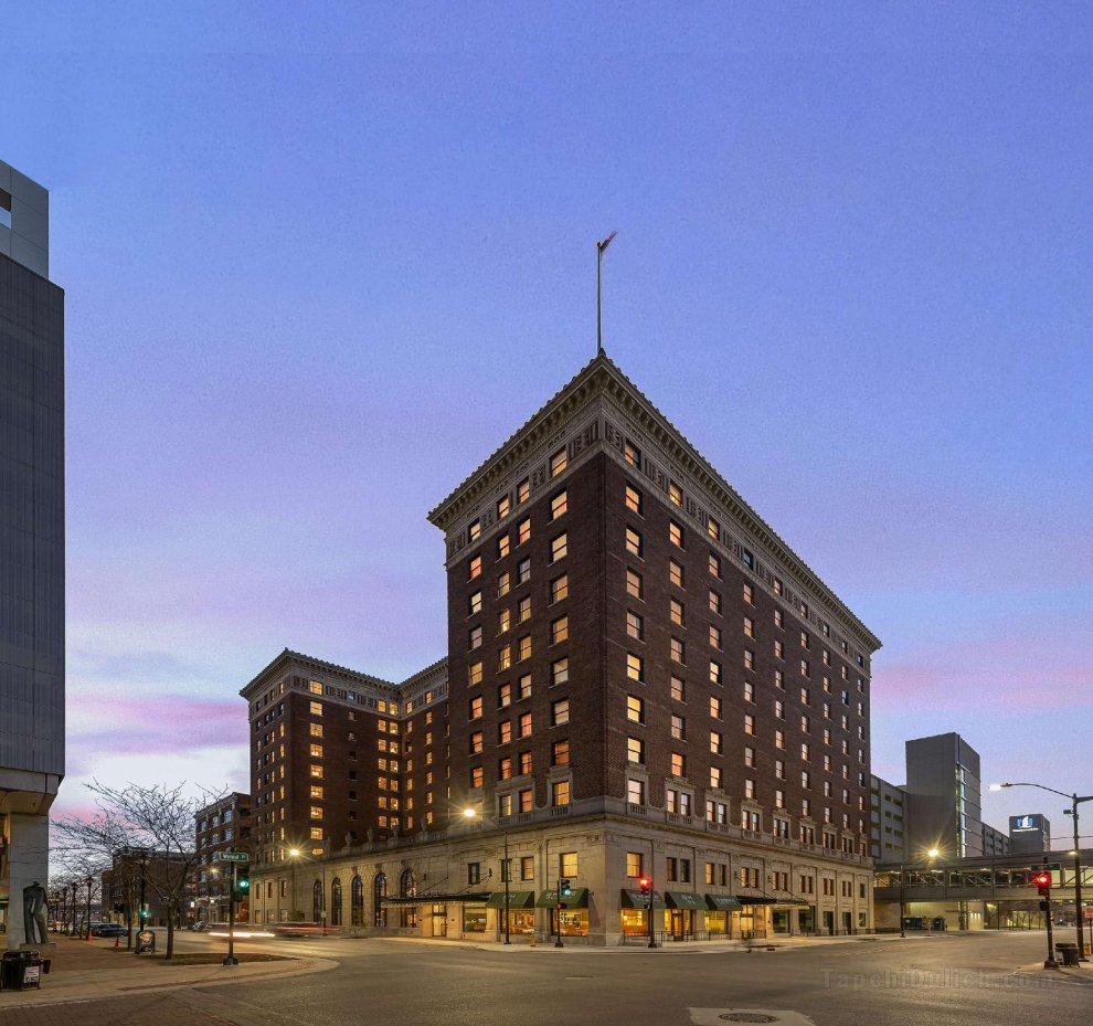 Khách sạn Fort Des Moines, Curio Collection by Hilton