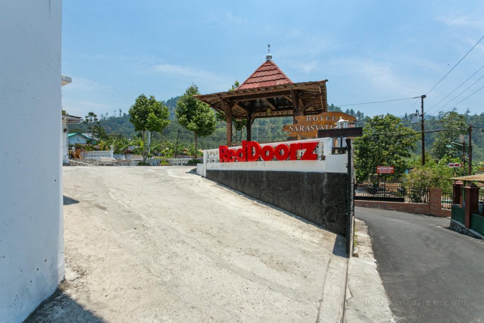 RedDoorz near Grojogan Sewu Tawangmangu