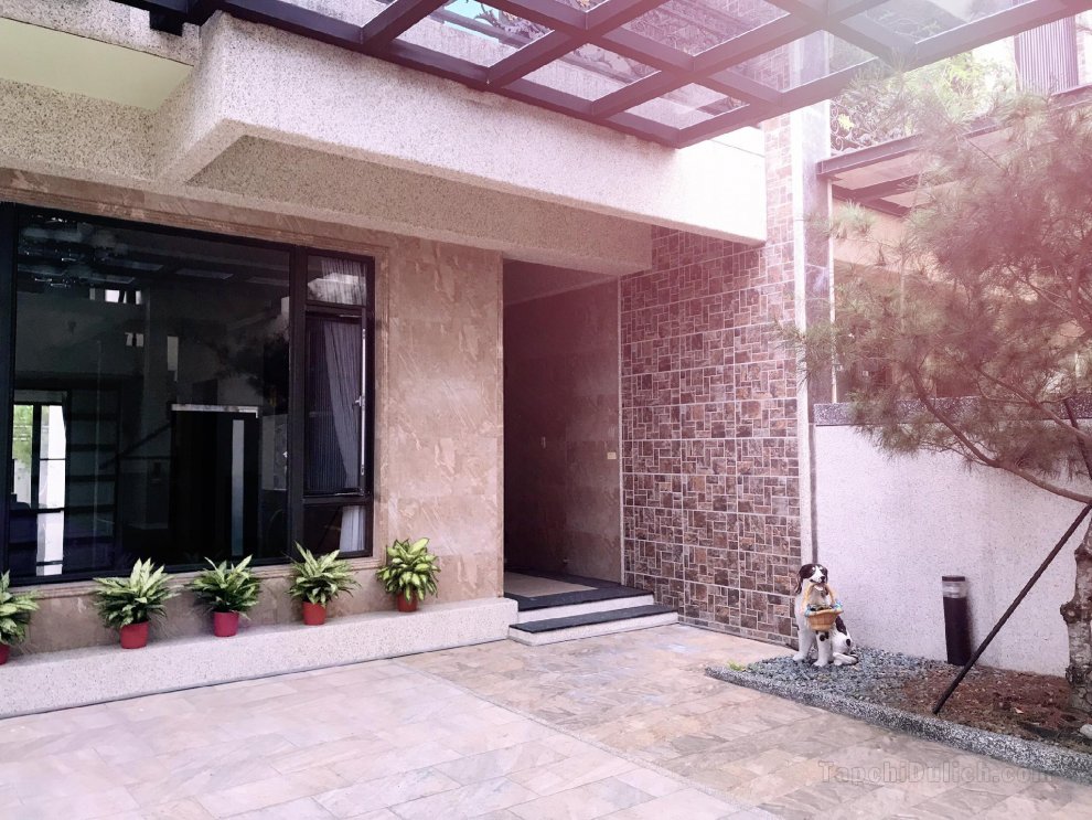 There is a villa Non-Baodong Homestay