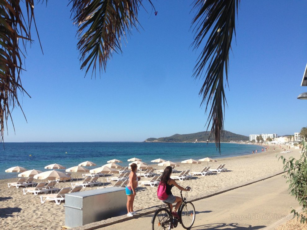 Modern Beach Condo perfect for Ibiza experience