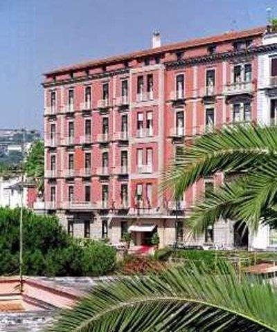 Khách sạn The Britannique Naples, Curio Collection by Hilton