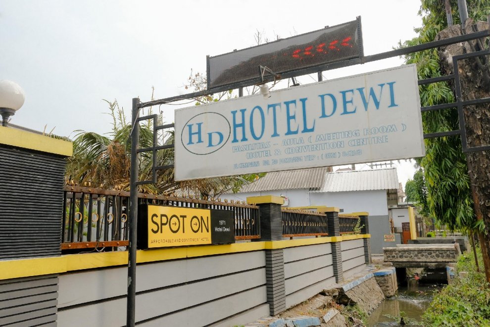 SPOT ON 1971 Hotel Dewi