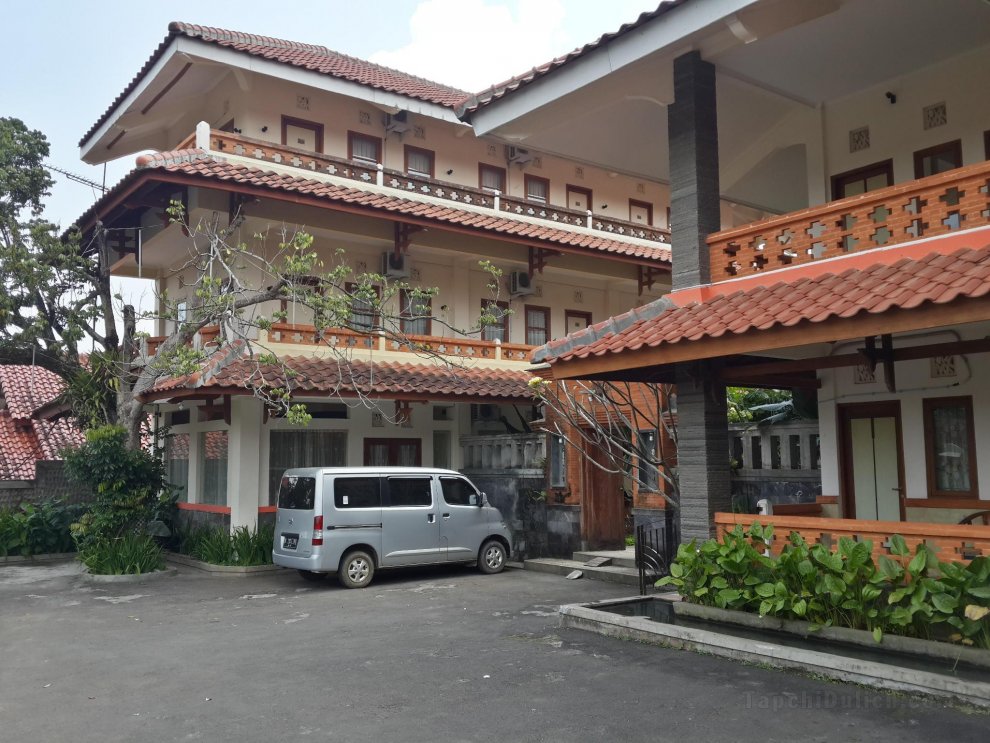 Khách sạn Arondari