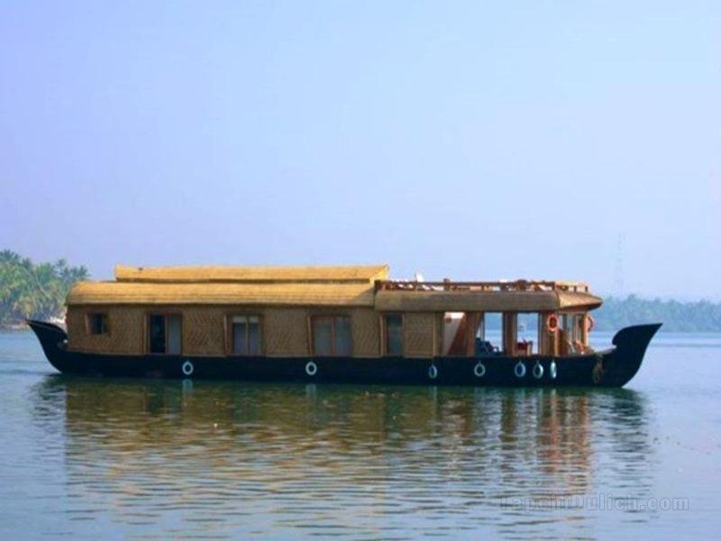 The Lotus - Houseboat