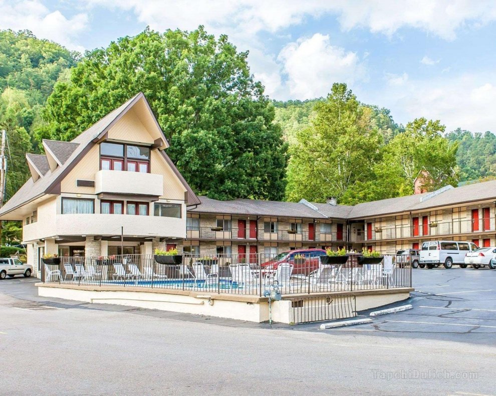 Econo Lodge Inn & Suites on the River