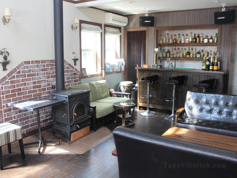 Iza Kamakura Guest House and Bar
