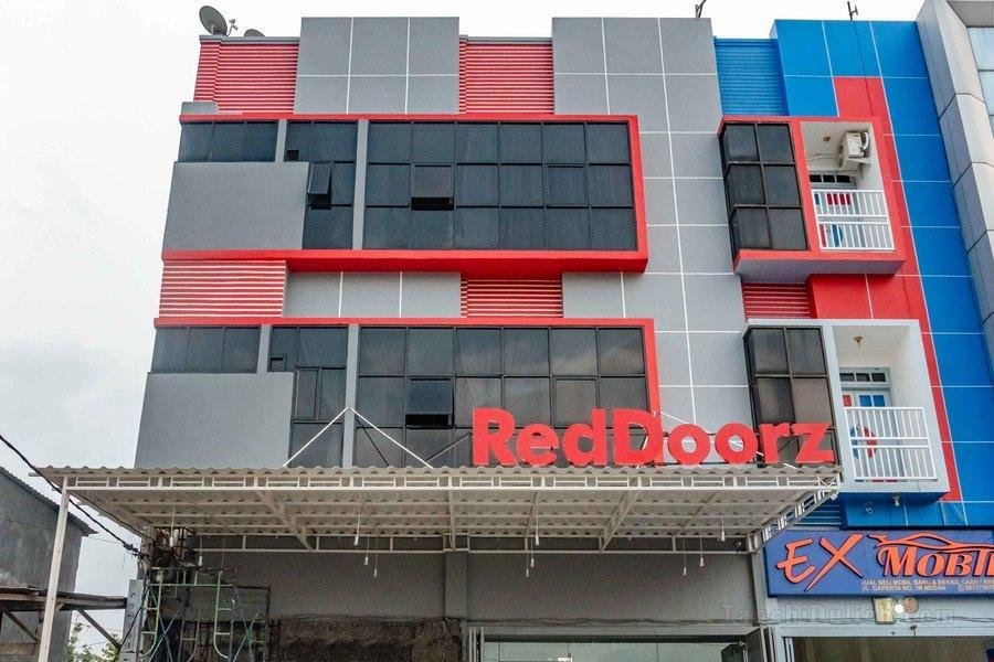 RedDoorz Plus near Millenium ICT Centre Medan 2