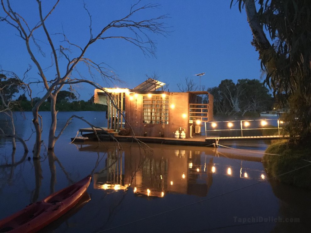 Bill's Boathouse - floating on the Murray River!