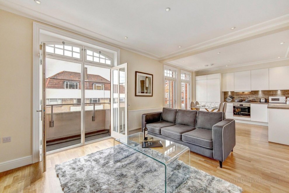 Immaculate 2 Bed Apt with Balcony in Hammersmith