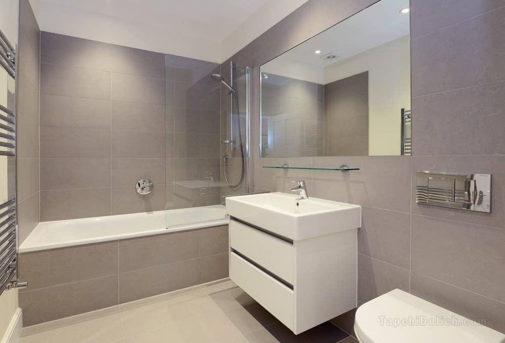 Modern 3 Bed Apartment in Hammersmith with Balcony