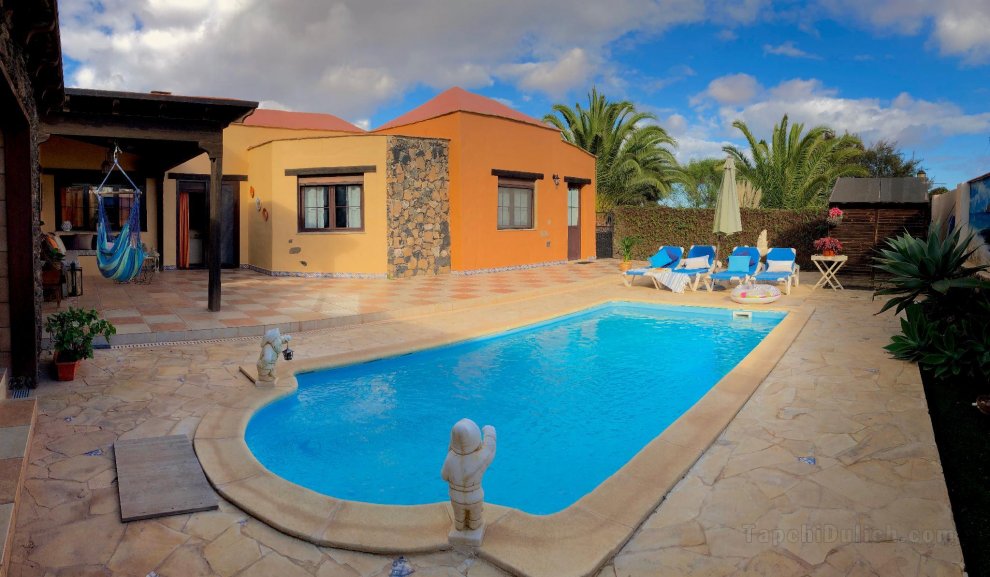 Stunning villa with heated pool !