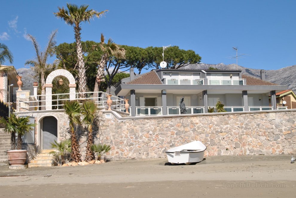 Villa for 12 persons near the beach