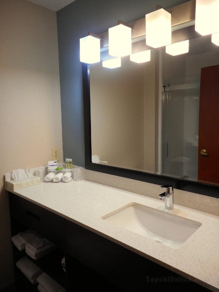 Holiday Inn Express & Suites Carmel North – Westfield