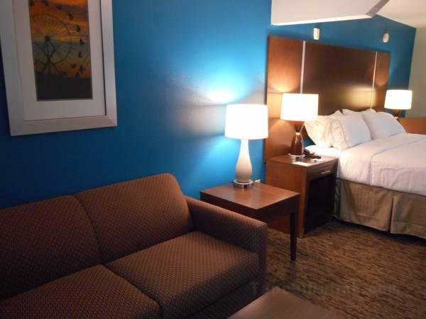 Holiday Inn Express & Suites Carmel North – Westfield
