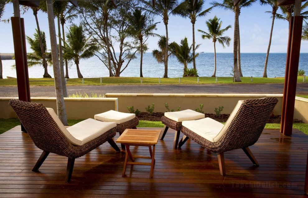 Nelly Bay Beachfront Luxury Villa - FREE WIFI!