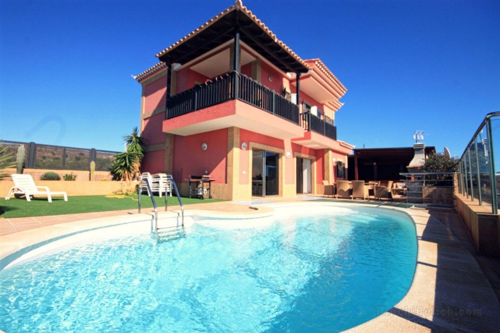 Luxury 5* villa with amazing views and heated pool