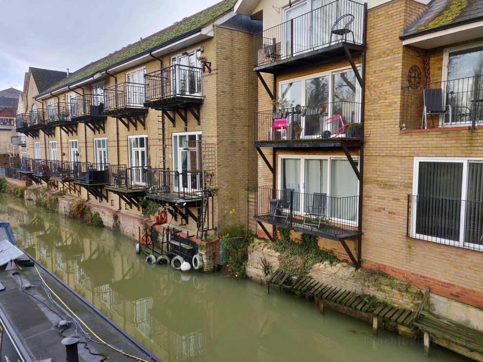 Waterfront Apartment In The Heart Of St Neots