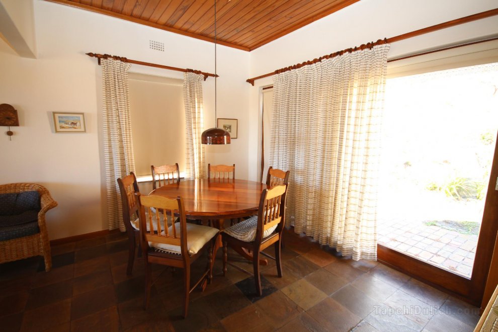 Bergroos is a self-catering, holiday home situated close to the Botanical Garden