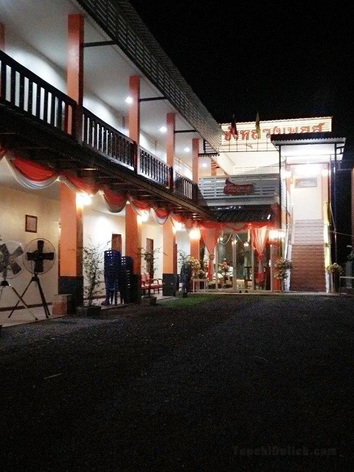 Khách sạn Khaluang Place