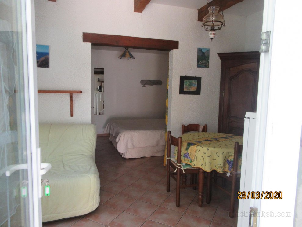 Le Cigalon studio for family of 2 to 3 people in pine forest with swimming pool