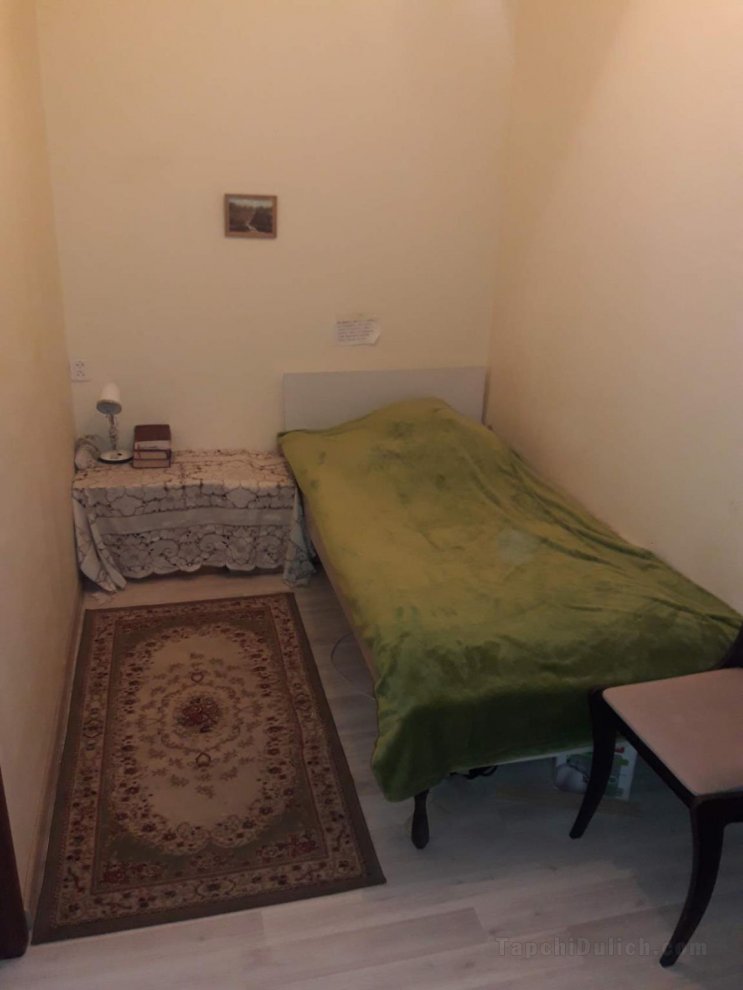 2 sectioned separate  room not hostel 